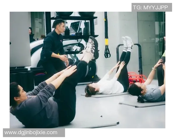 哑铃与徒手结合的全方位增肌健身计划助你塑造完美身材